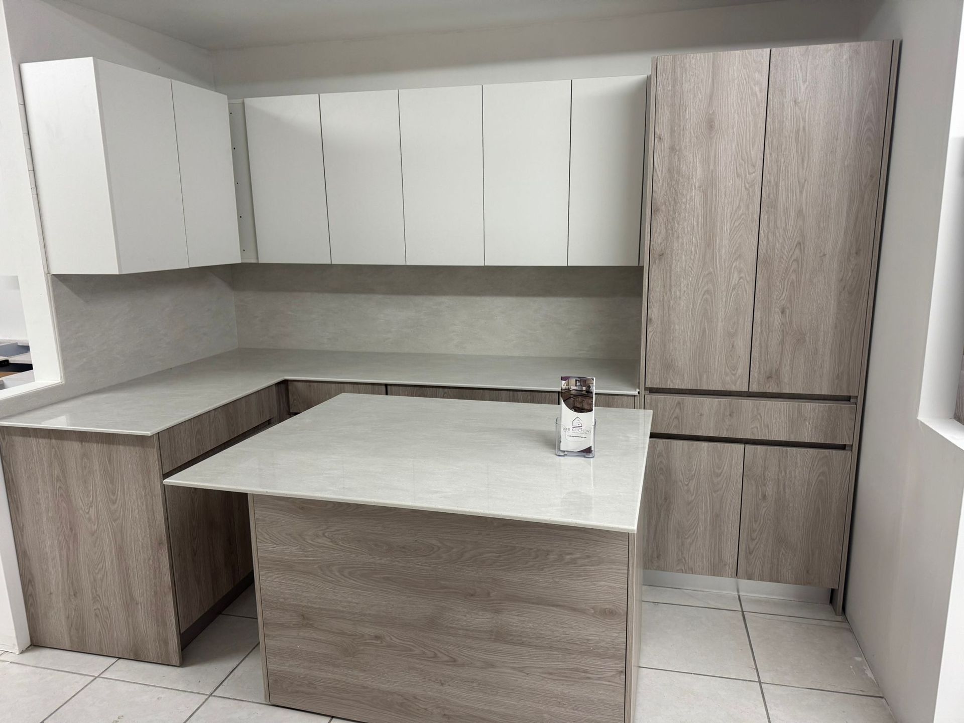 Showroom2-17486138929e0f92dc75fb651ff279ca8c78b1edf28cb9fa80