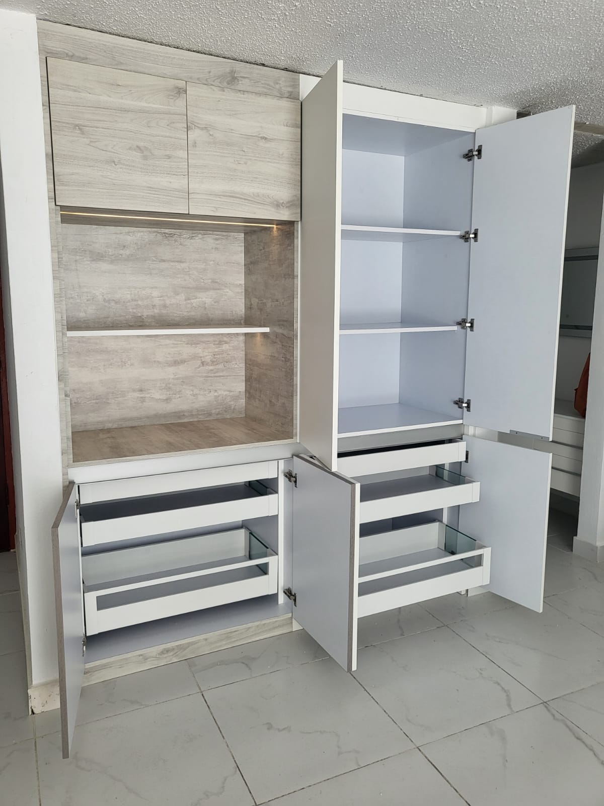 Smart Cabinets4-1748613897ea4fe6af0cfe3e465b3ae4d0cd950ae615c7b7b4